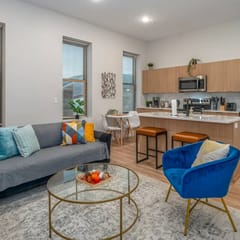 OTR by TQL+Lightrail+Queen Beds+Sleeps 8ppl+2nd Fl