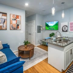 OTR by TQL+Smart TVs+King Bed+Wifi+Sleeps 3+1st Fl