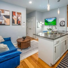 OTR by TQL+Smart TVs+King Bed+Wifi+Sleeps 3+2nd Fl