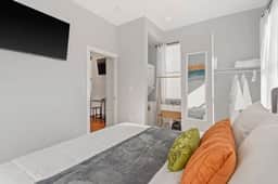 Sleep like a King - OTR- Free Light Rail ! - Image 2