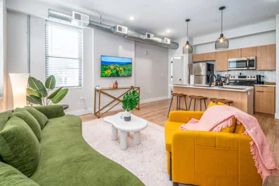 Prime OTR+King Bed+1st Fl+Smart TVs+Sleeps 3+$Park - Apartment - Image 1