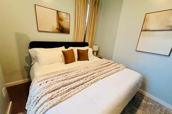 OTR| King Bed| Smart TVs| Sleeps 3| Wifi| 1st Fl - Image 1