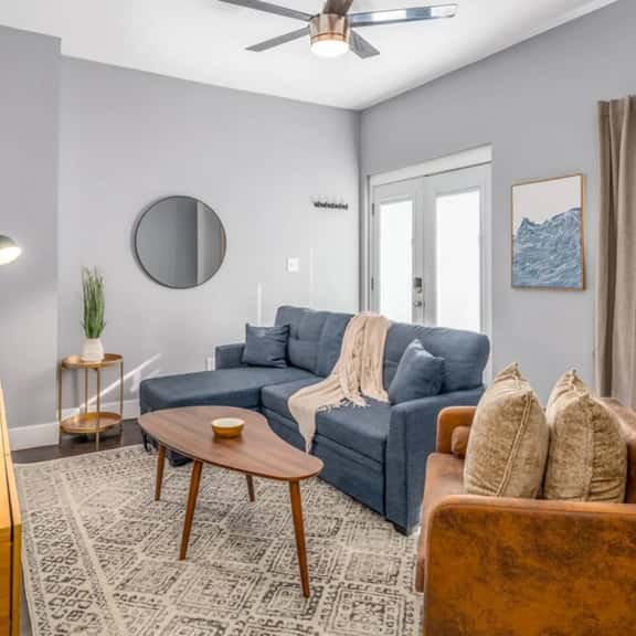 Walnut Hills+Mins to UC+King Beds+Smart TVs+1st Fl - Image 1