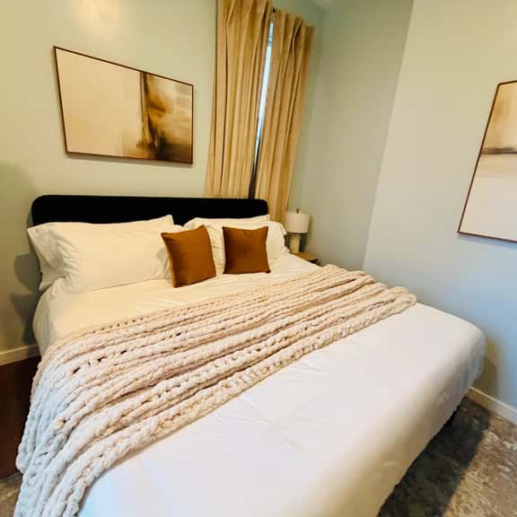 OTR| King Bed| Smart TVs| Sleeps 3| Wifi| 1st Fl - Image 1