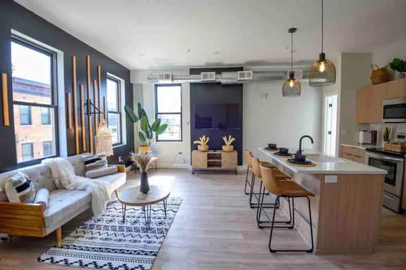 Mins to TQL+Lux King Bed+Smart TVs+Sleeps 4+3rd Fl - Image 2