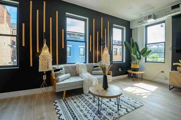 Mins to TQL+Lux King Bed+Smart TVs+Sleeps 4+3rd Fl - Image 3