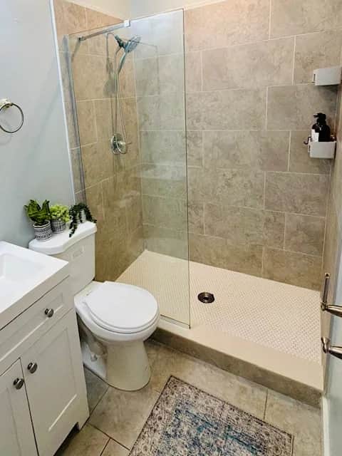 OTR| King Bed| Smart TVs| Sleeps 3| Wifi| 1st Fl - Image 5