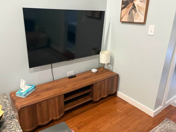OTR| King Bed| Smart TVs| Sleeps 3| Wifi| 1st Fl - Image 3