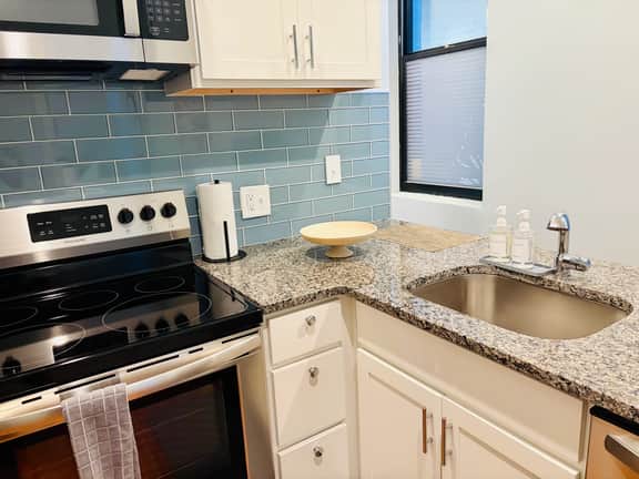 OTR| King Bed| Smart TVs| Sleeps 3| Wifi| 1st Fl - Image 5