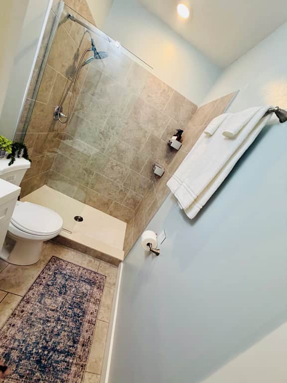 OTR| King Bed| Smart TVs| Sleeps 3| Wifi| 1st Fl - Image 4