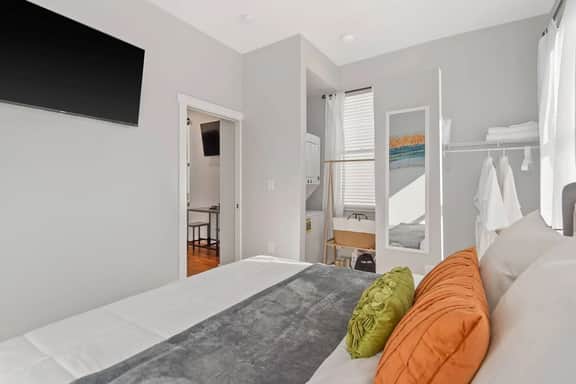 Sleep like a King - OTR- Free Light Rail ! - Image 2