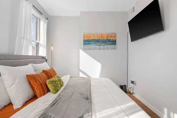Sleep like a King - OTR- Free Light Rail ! - Image 3
