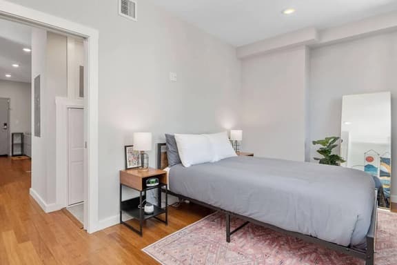 Spacious Bedroom with 12in Full Sized Tea Foam Mattress