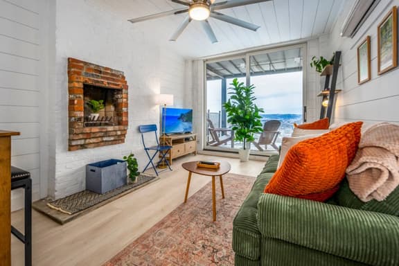 this studio has all of the spaces and feel as that of a much larger home. intentionally designed to provide maximum ease and comfort.
- floor to ceiling windows w/ breathtaking views of the Queen City
- fireplace (not available for use)