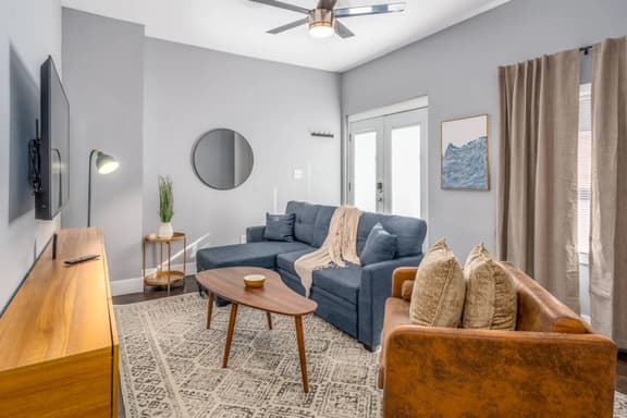 Walnut Hills+Mins to UC+King Beds+Smart TVs+1st Fl - Image 1