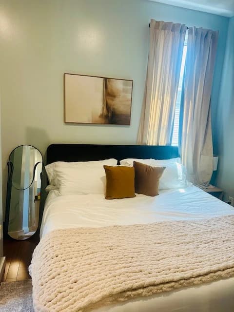 OTR| King Bed| Smart TVs| Sleeps 3| Wifi| 1st Fl - Image 1