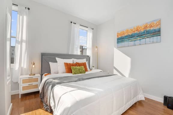 Sleep like a King - OTR- Free Light Rail ! - Image 1